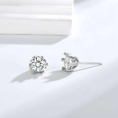 Classic six-claw brass zircon stud earrings in silver with heart-shaped design